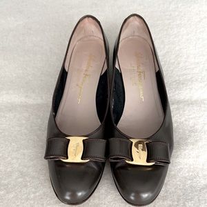 Size 7 AA gorgeous classic 1” pump. Color pewter grey. Superior Italian calfskin